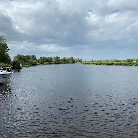 Schwimmpod An Der Peene Campingplatz